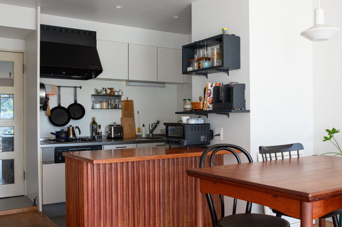 キッチンカウンターに「ブラックチェリー」を。使用後2年ほどでこの飴色に育ったそう。古いダイニングテーブルともよく似合う（カスタム ブラックチェリー／角丸10mmR・面取り3mmR・T30・ウレタン塗装）
