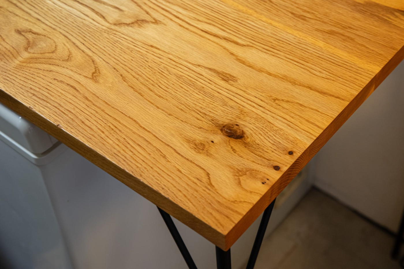 「ビボス」のオイルワックスでメンテナンスを続けて7年。木端にできる傷や凹みも頑張ってきた証のようで愛おしいのだそう。
