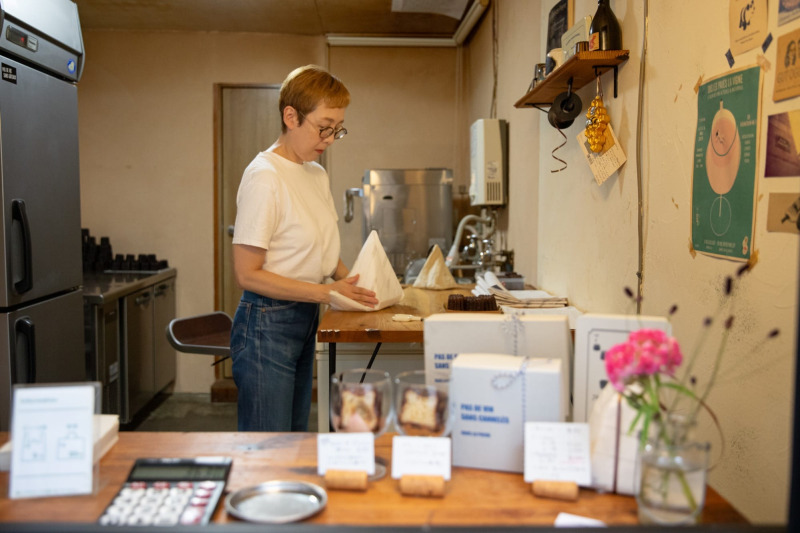 東京都目黒区にあるカヌレ専門店「Dans la Poche」。作業カウンターに「ナラ（節・白太有）」を使っています。
