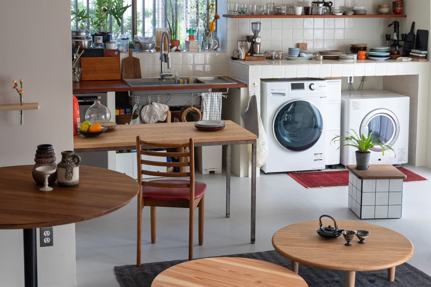 グレーのリノリウム床、白塗装と『ラスティックタイル』壁の空間に木を効かせて。サイドテーブルやちゃぶ台などアイデア次第でオリジナルなアレンジも。
