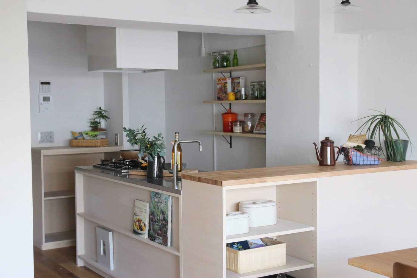 キッチンカウンターの天板にタモを使って。