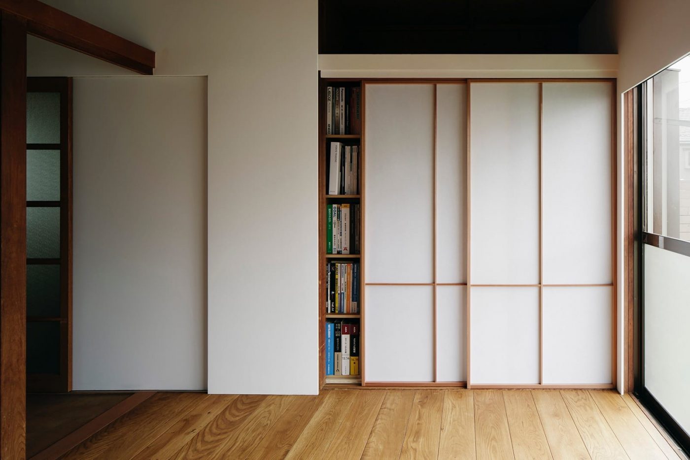 <p>押入や和室の襖の代わりにも使える白い建具。（撮影：Atsushi ISHIDA）</p>
