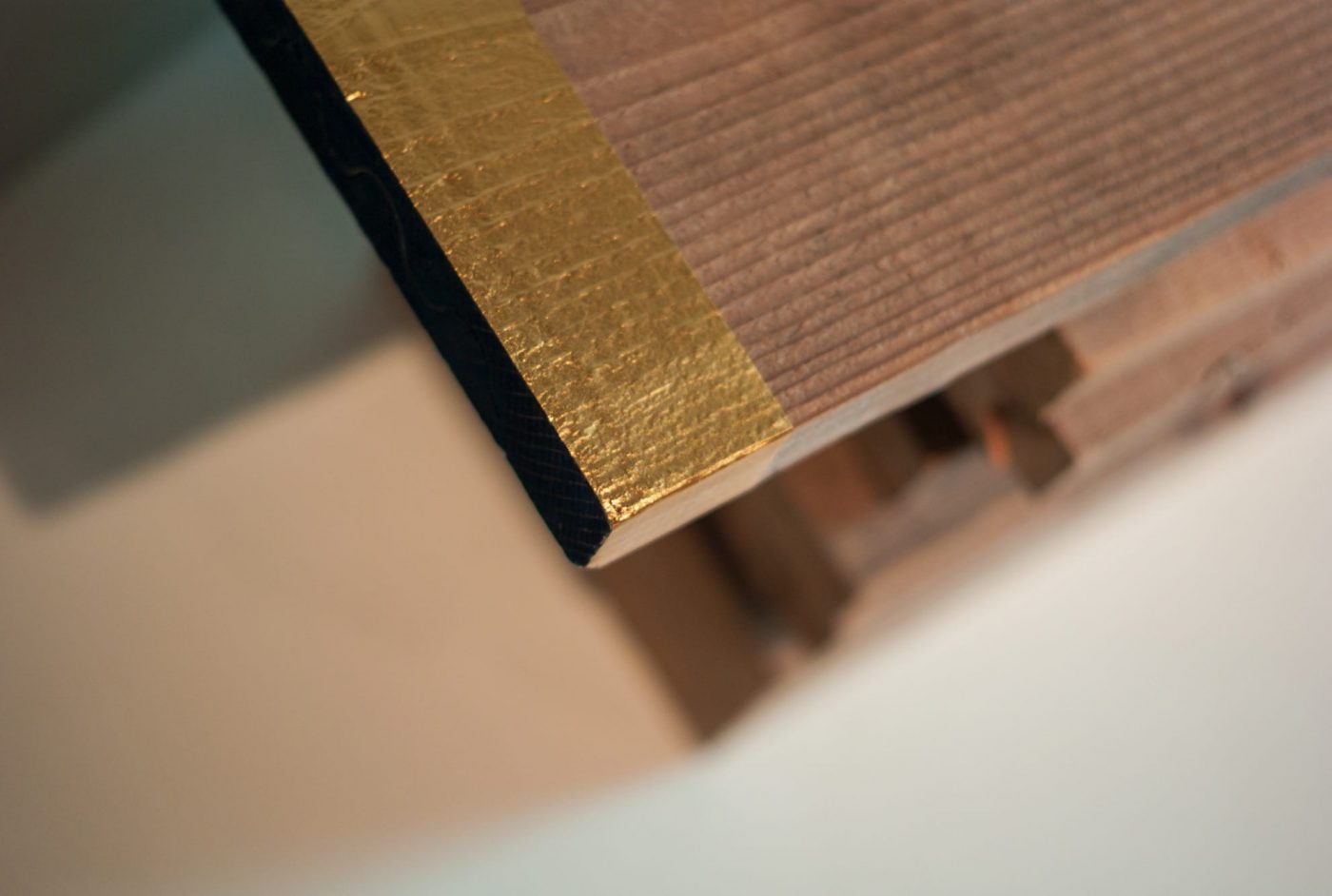 足場板の木目が浮き出る「金箔」を部分使いで。
