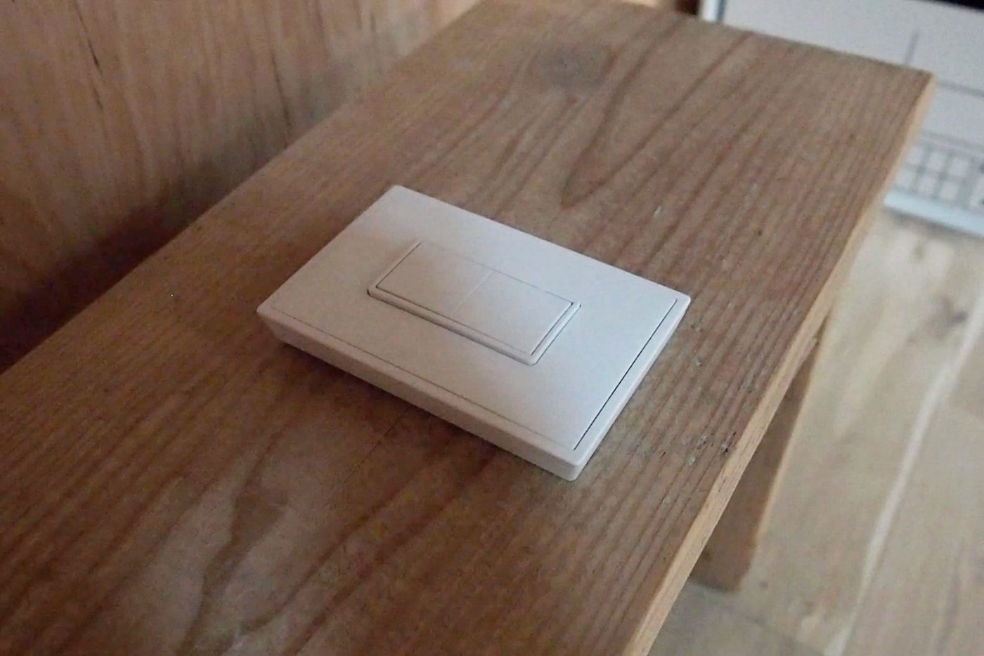 木のベンチに置いたスイッチ。シンプルなデザインは天然素材にも◎
