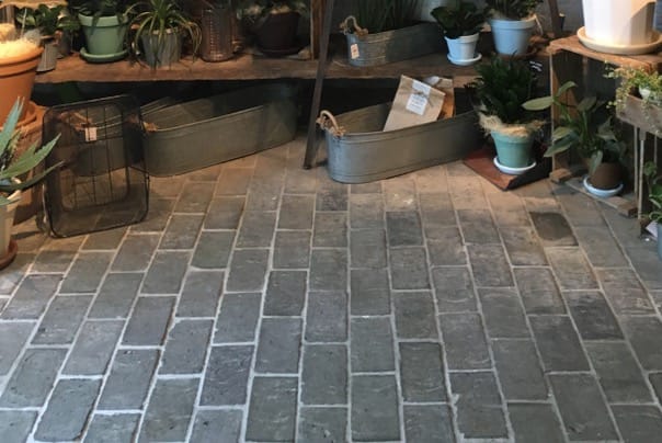 <p>「上海ブルー三丁掛」を床に敷いた事例は石畳を思わせる。</p>
