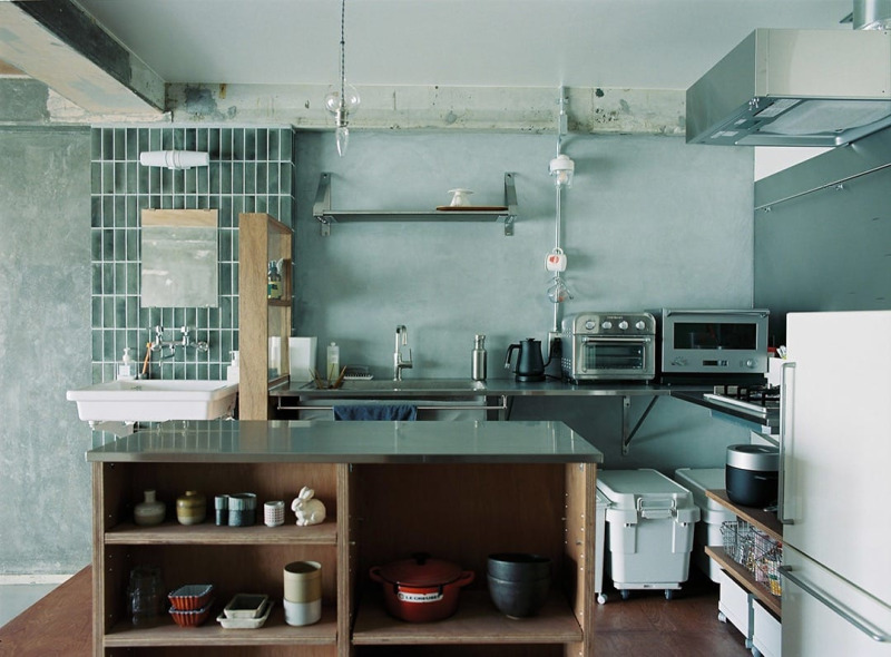 「スクエアシンク」「コンロ」「フラット」の3タイプの天板を組み合わせて、L型キッチンとカウンターを造作。（写真提供：Arts&Crafts／撮影：平野 愛）
