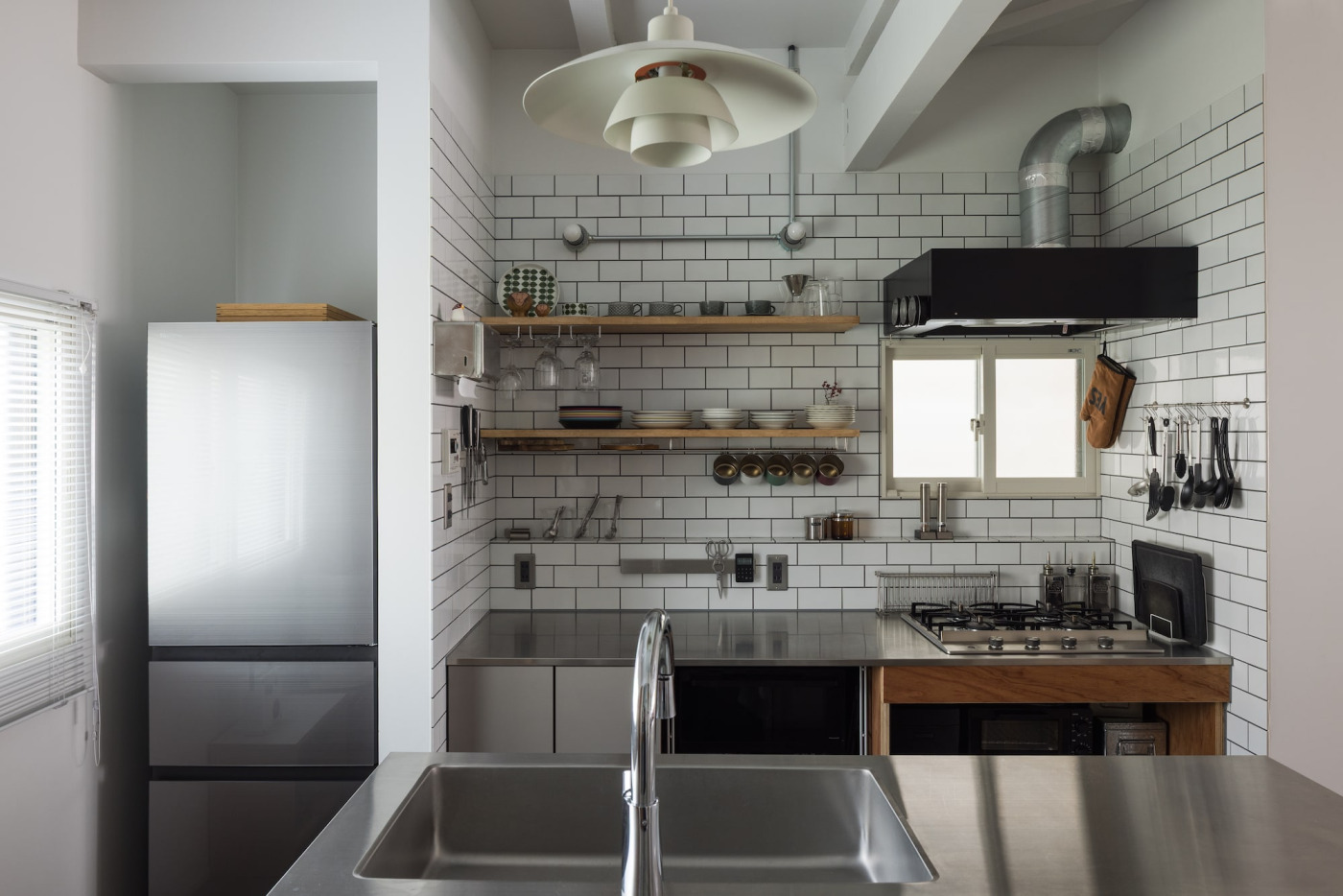 合板で造作した台や既製品のシェルフパーツと「コンロ」「スクエアシンク」を組み合わせてつくったⅡ型キッチン。（写真提供：ハコリノベ）
