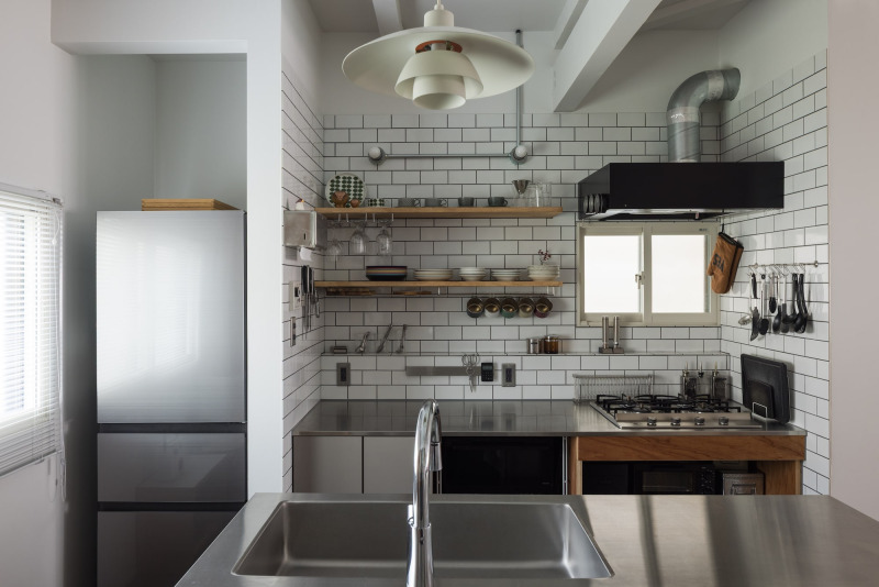 合板で造作した台や既製品のシェルフパーツと「コンロ」「スクエアシンク」を組み合わせてつくったⅡ型キッチン。（写真提供：ハコリノベ）
