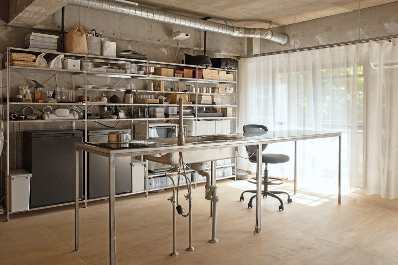 「コンロ＆スクエアシンク」「フラット」に『角パイプフレーム脚』を組み合わせた事例。（『角パイプフレーム脚』をキッチンに使う際は錆止め塗装を施すのがおすすめ）
