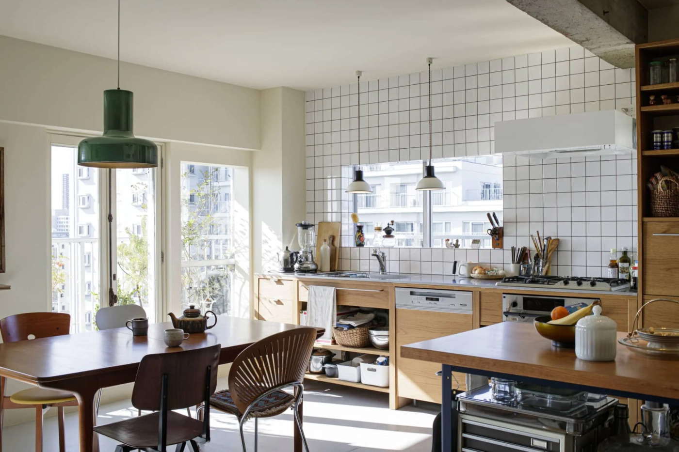 厚さ16mmの天板は、造作したキャビネットと合わせて使う場合におすすめ。（コンロ＆スクエアシンク）（写真提供：mentha／撮影：中村晃）
