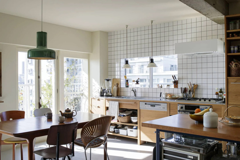 厚さ16mmの天板は、造作したキャビネットと合わせて使う場合におすすめ。（コンロ＆スクエアシンク）（写真提供：mentha／撮影：中村晃）
