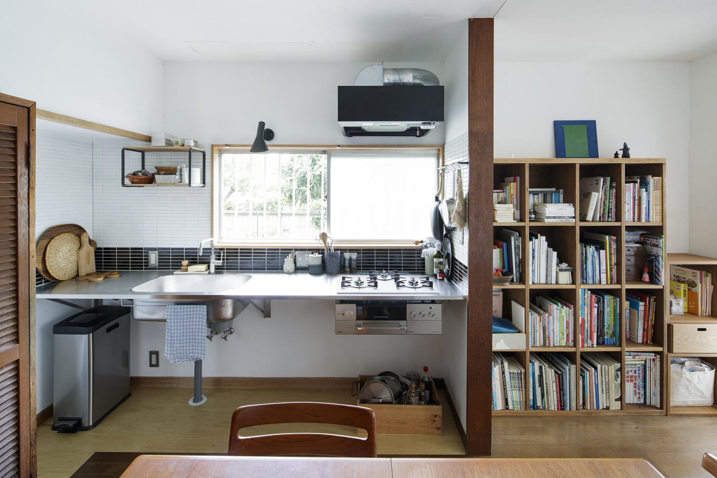 昔のキッチンを撤去したスペースに、ピッタリ納めたキッチン。ブラケット設置でグリル付きコンロを使用の場合は荷重に考慮した補強や下地を入れてください（コンロ＆角丸シンク ※旧仕様）（写真提供：ルーヴィス／撮影：中村晃）
