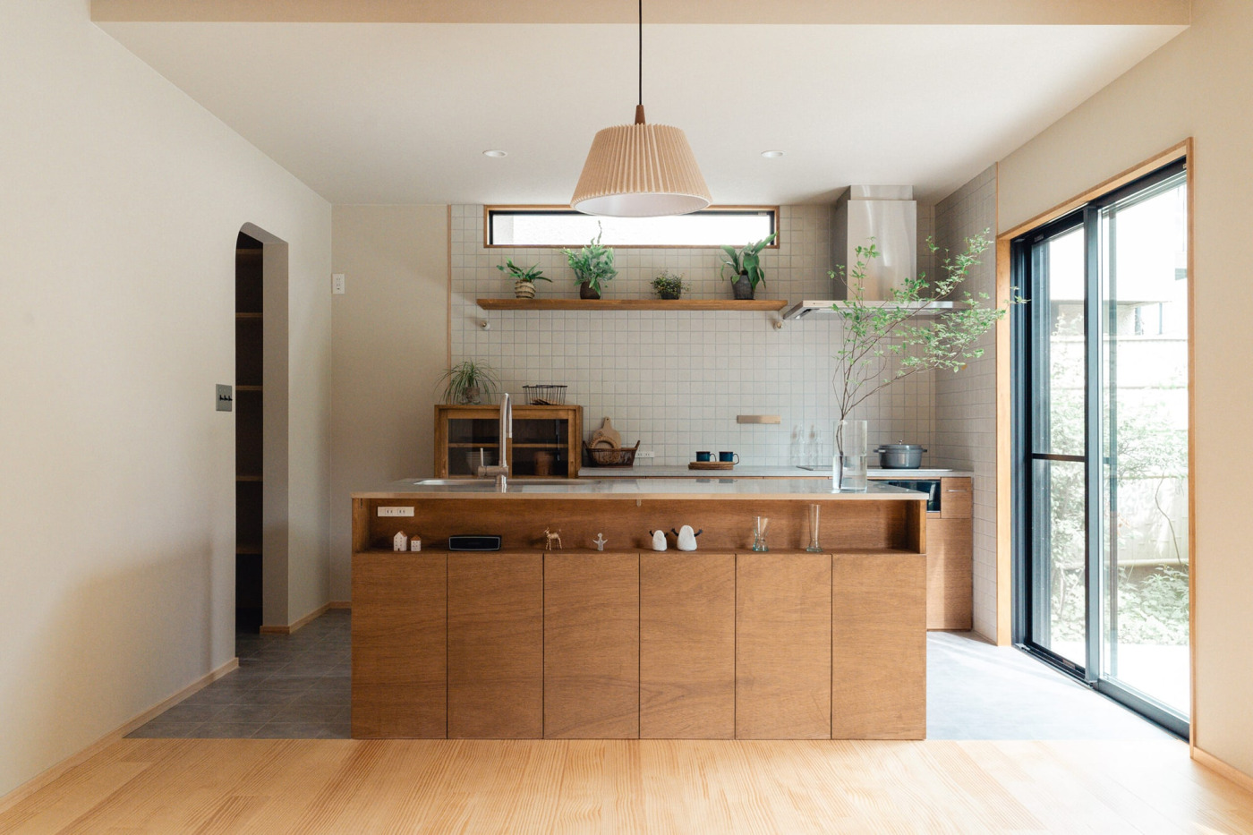 家具のように造作した収納に「角丸シンク」を乗せてつくったアイランドキッチン。（写真提供：green建築工房）
