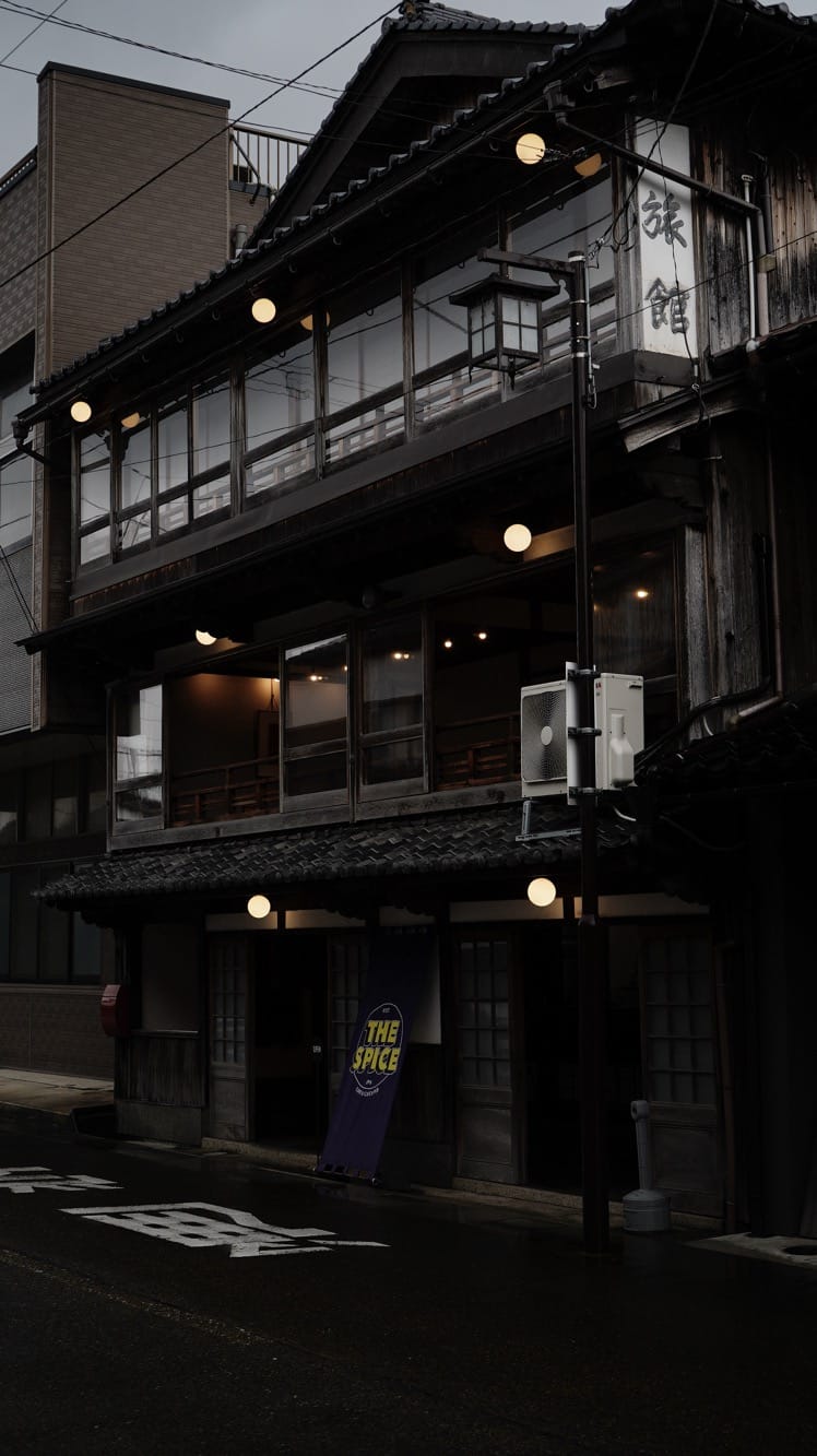 築100年以上の建物をリノベーションした歴史ある軒先で、モダンな明かりを灯しています。（乳白×ブラック 写真提供：THE SPICE Co.）
