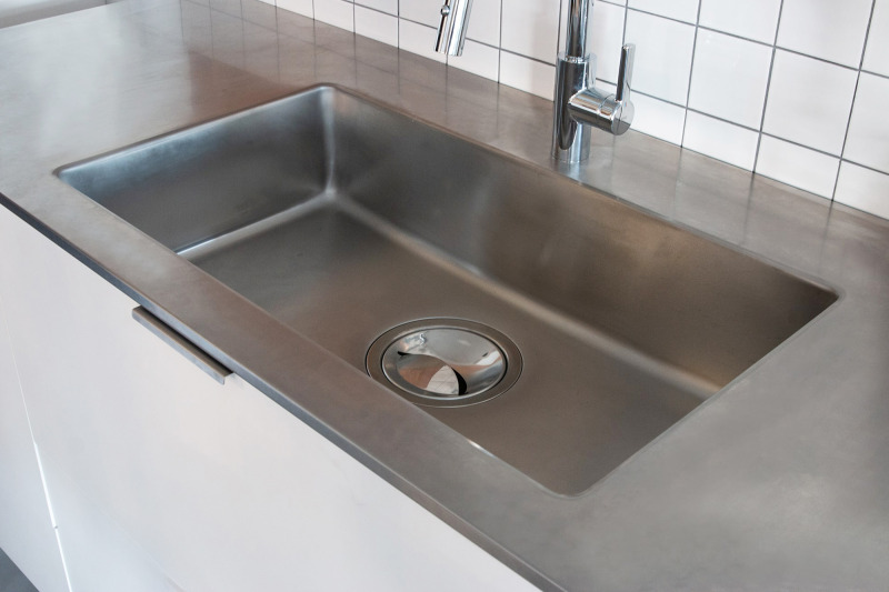 角のアールを小さくおさめた「スクエアシンク」（520）。こちらの天板はオプションのバイブレーション仕上げです。
