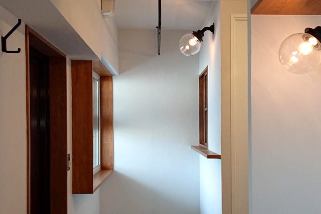 玄関の照明として使った事例。（クリア×ブラック）（写真提供：itoma design.）