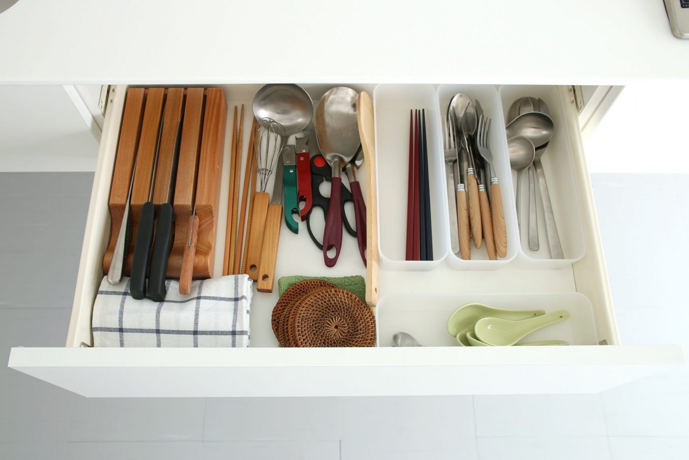 キッチン道具の収納に便利な引き出し。（本体とコンロサイズによってサイズが変わります）
