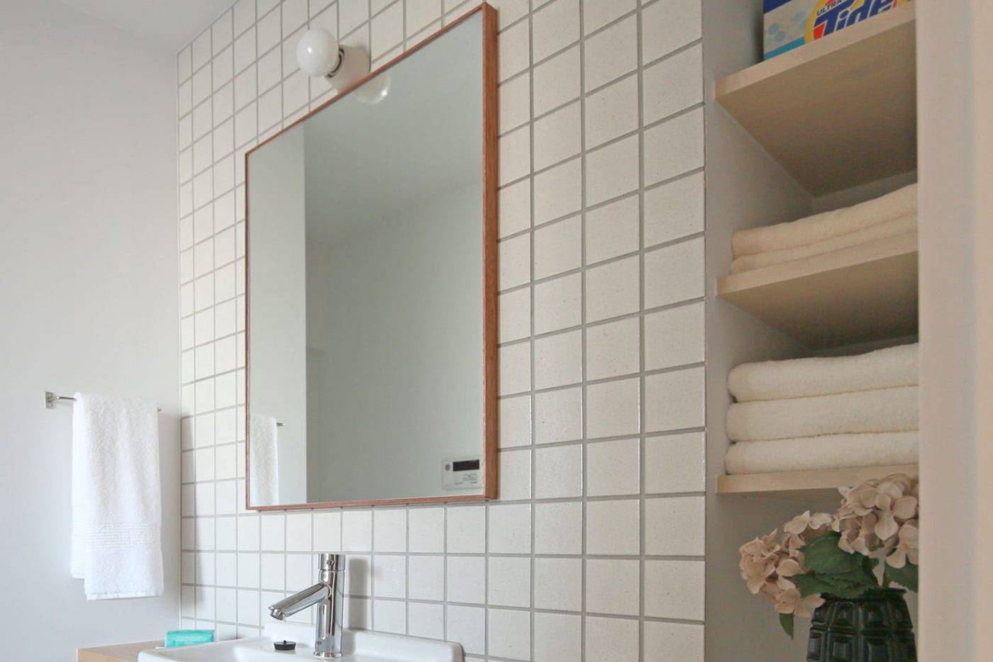 <p>白いタイルと合わせて清潔感ある洗面室に。（写真は現在販売しているものとはサイズが異なります。）</p>
