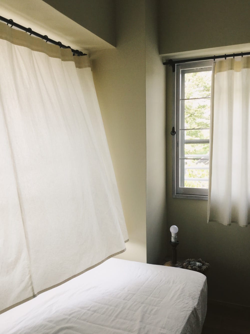 <p>生成りのシーチングカーテンで、寝室にナチュラルな気持ち良さを。（フラット）</p>
