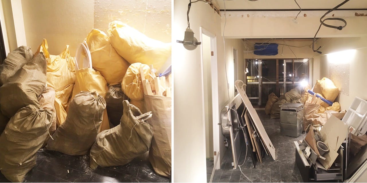 解体後の様子。左は主に天井解体のゴミ、右写真の手前にあるのは解体された元のキッチンです。