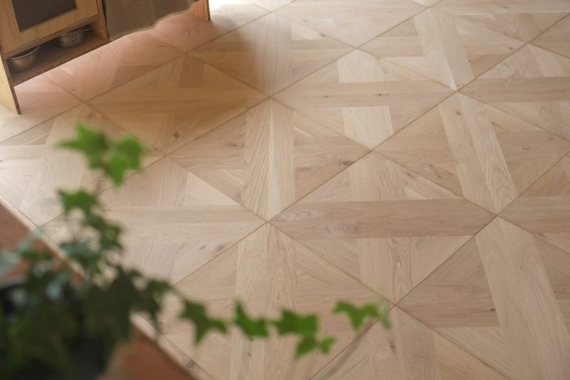 並べると4枚の板でひとつの正方形があらわれます。（大柄無塗装）
