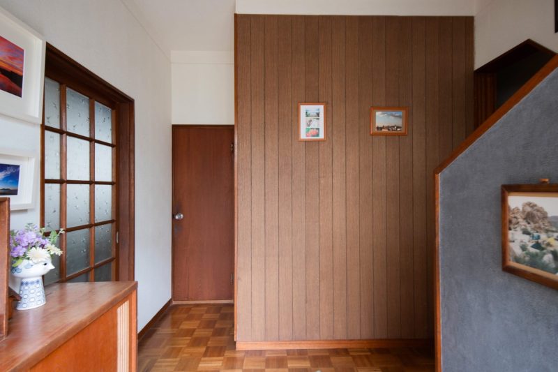 レトロな既存の建具やフローリングと色を合わせて着色。落ち着いた雰囲気を演出します。（ホワイトオーク＋ワトコオイル ダークウォルナット＋ドリフトウッドを1:1で塗装）
