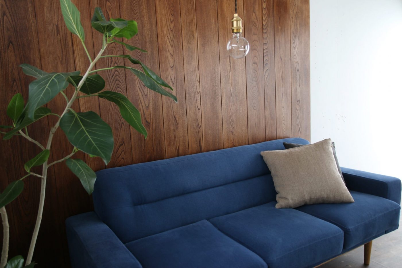 落ち着いた色味の家具や真鍮素材で上質な空間に。（ニレ 無塗装にBRIWAXチークで着色）
