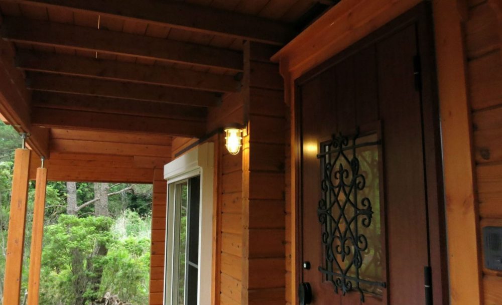 山小屋と海の照明