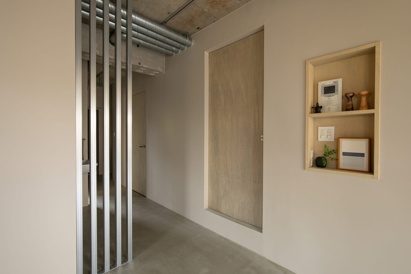 ベージュがかった塗装壁に合わせ、シルバーグレイのオイルで塗装。（シナ 着色オイル塗装）（事例協力：shikari.design）
