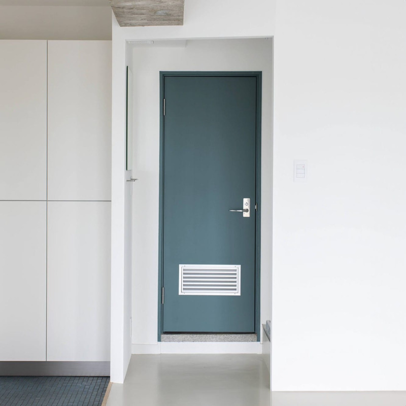 濃いめのブルーグリーンが目を引くドア。『船舶ドアパーツ』と給気用のガラリの光沢がアクセントに。（シナ 水性塗料塗装）
