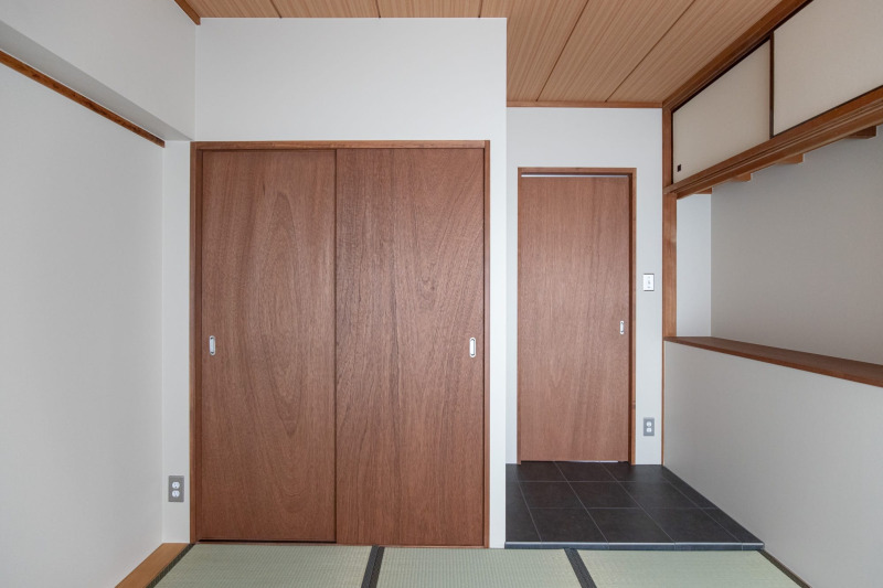 既存の内装を活かした和室のリフォームに。（ラワン 着色オイル塗装）
