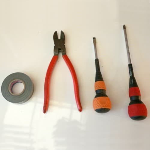 ドライバー、圧着ペンチ、ビニールテープ
