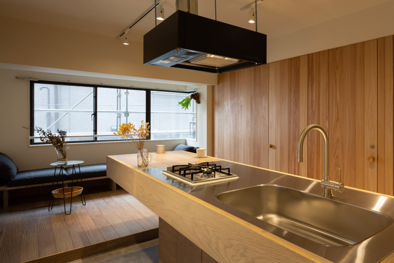 無駄な凹凸をなくした薄型の形状が、キッチン上空に広がりを生み出します。（アイランド型 W600 ブラック）（写真提供：HIGASHIYAMA STUDIO／撮影：鈴木淳平）
