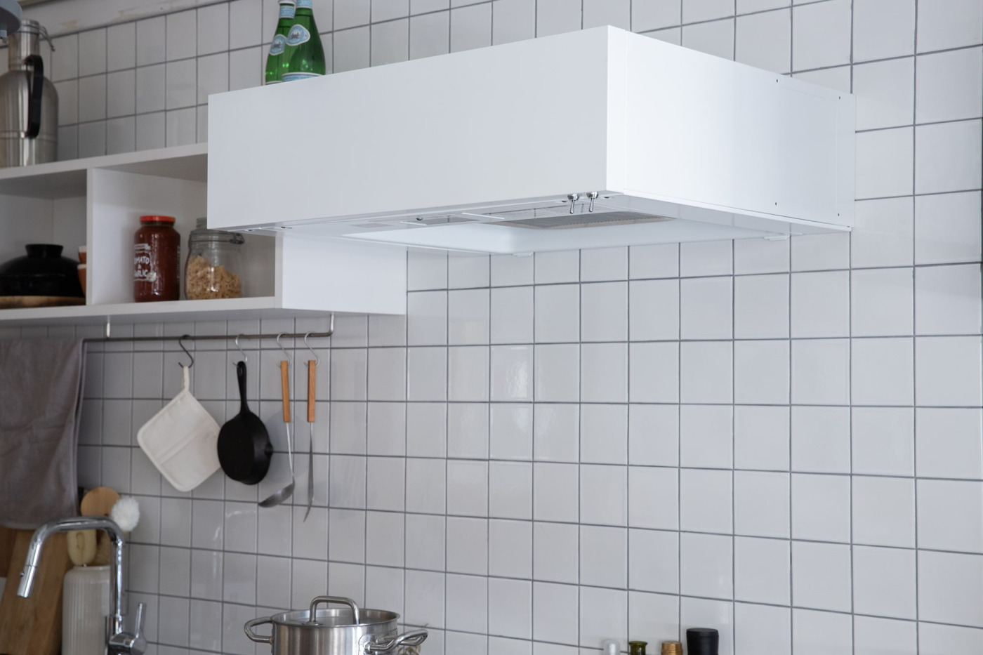 ふわりと宙に浮いているような軽やかさ。（壁付け型 W750 ホワイト）
