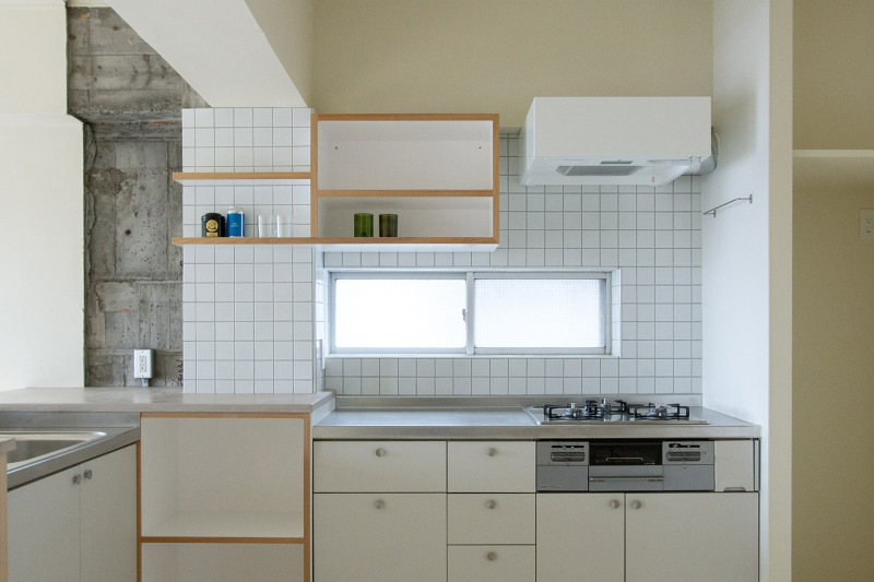 軽量、薄型な形状なので梁下にも付けられます。（壁付け型 W600 ホワイト）
