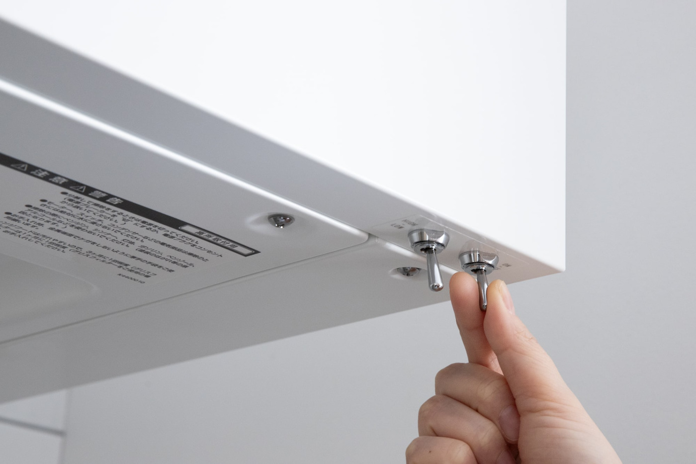 スイッチ2つのシンプルな構成。パチっと操作する感触も楽しい。
