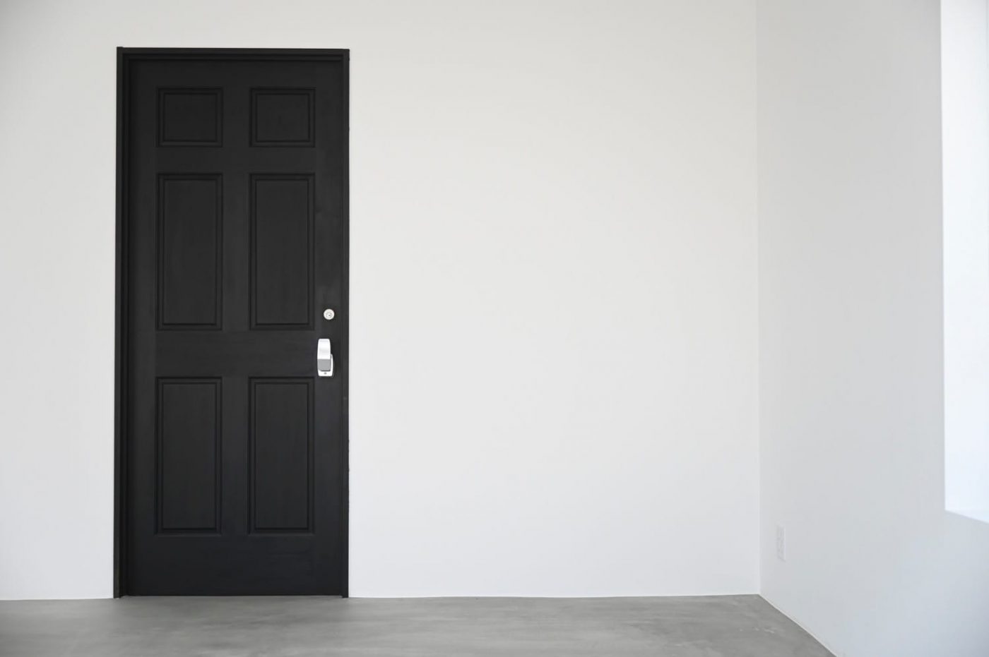 <p>業務用らしいサイズ感と形状は、ドアにインダストリアルな雰囲気をもたらします。（写真提供：photo studio mo’ better）</p>
