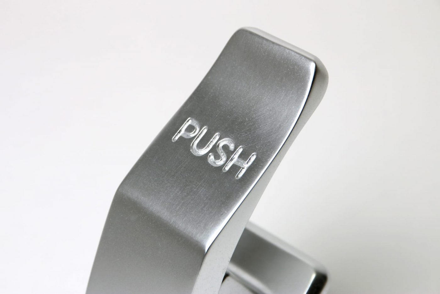 表面に「PUSH」とエンボス加工が施されています。