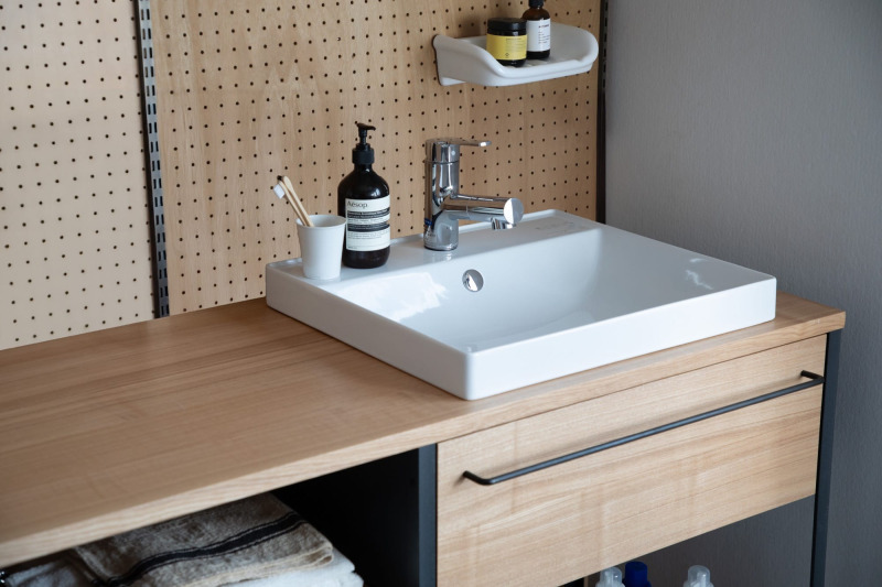 毎日の身支度をする場所としてはもちろん、洗濯物の下洗いをしたり家事する場所として。
