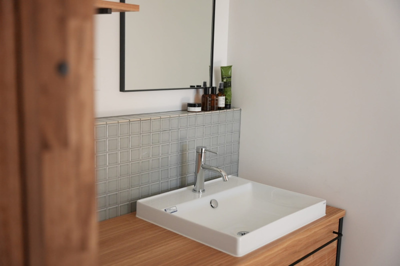 スクエア型でシンプルな陶器製のシンク。オプションのシングルレバー混合栓とセットで。（事例提供：株式会社アルシス｜RAKUYA）
