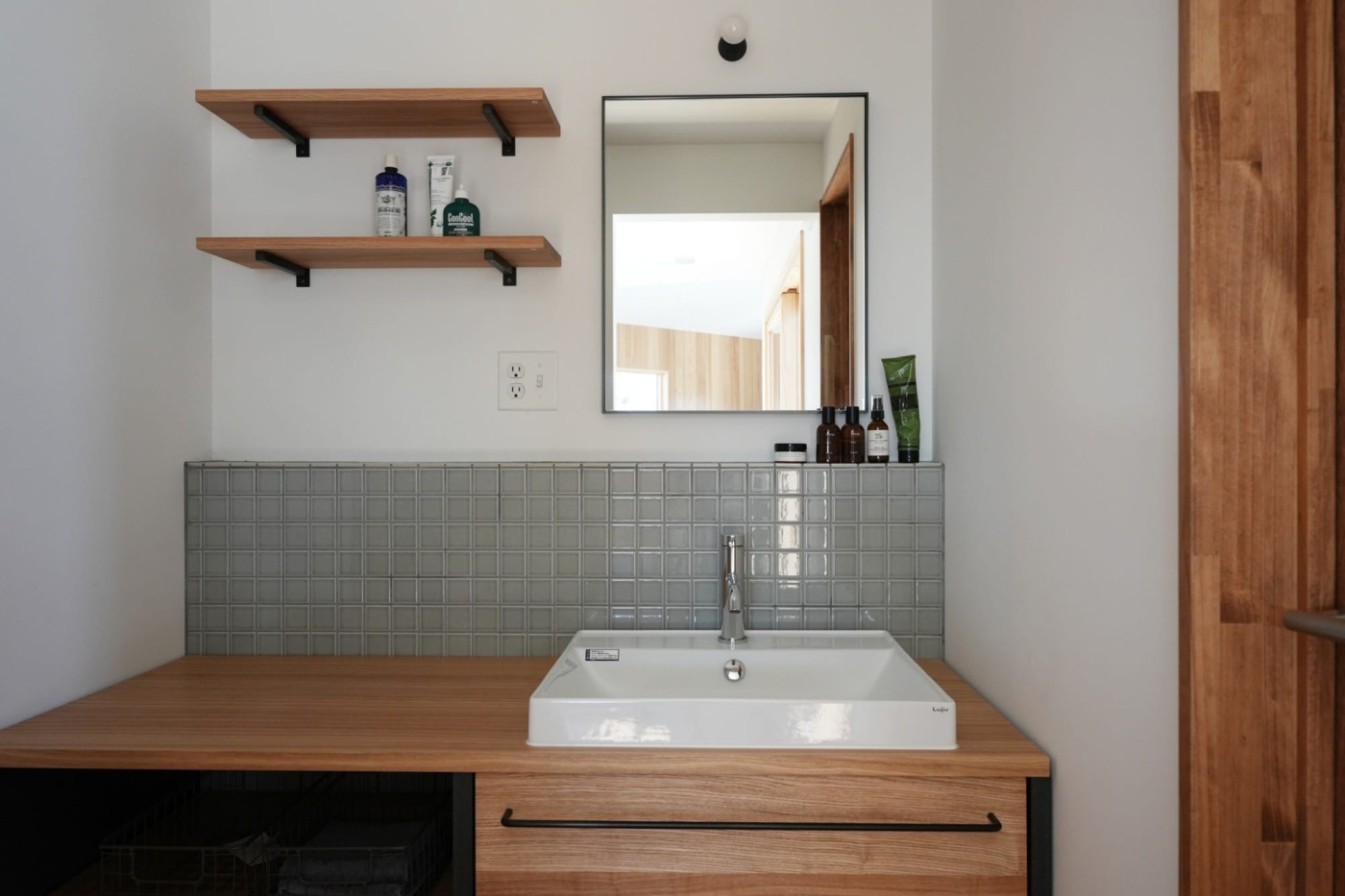 右側にシンクを配置した事例。（事例提供：株式会社アルシス｜RAKUYA）
