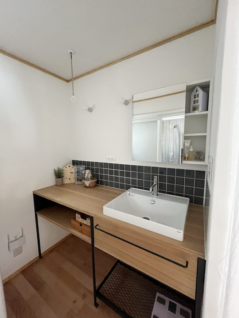 作業スペースがたっぷりある洗面台は、スキンケアやメイクの時間もゆったり気持ちよく過ごせそう。
