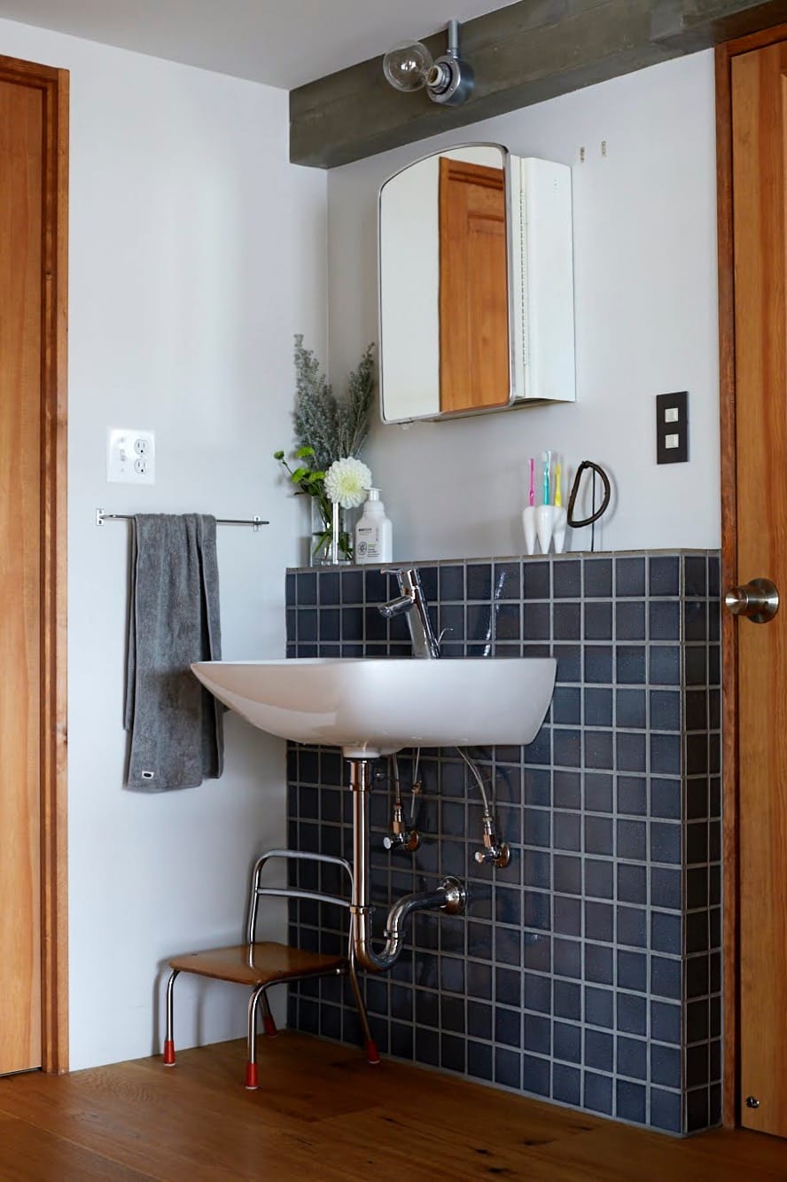 オープンな洗面スペースは、キッチンとタイルで繋がりを持たせて。