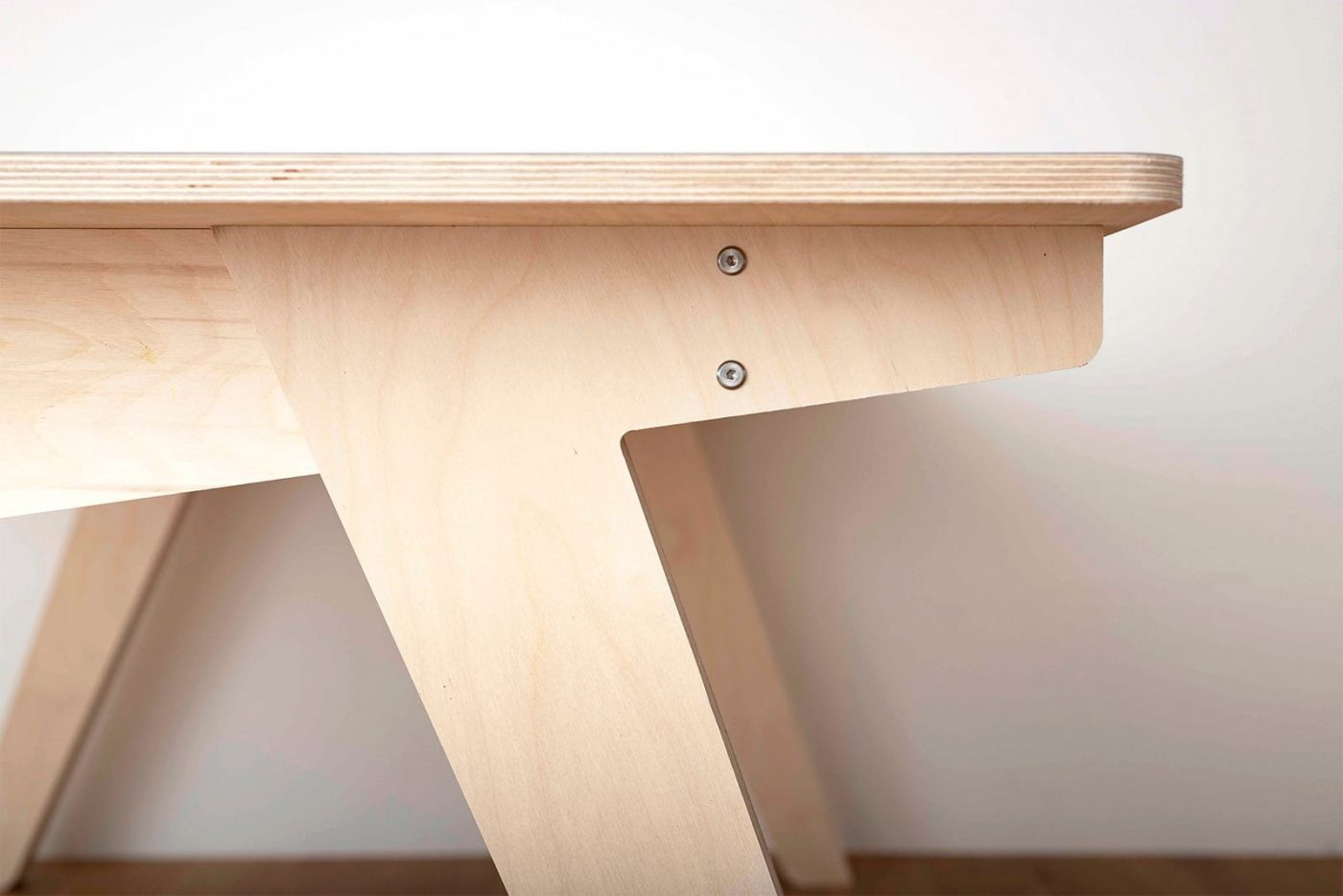 テーブル、デスクは板の厚み部分が積層合板の縞模様。
