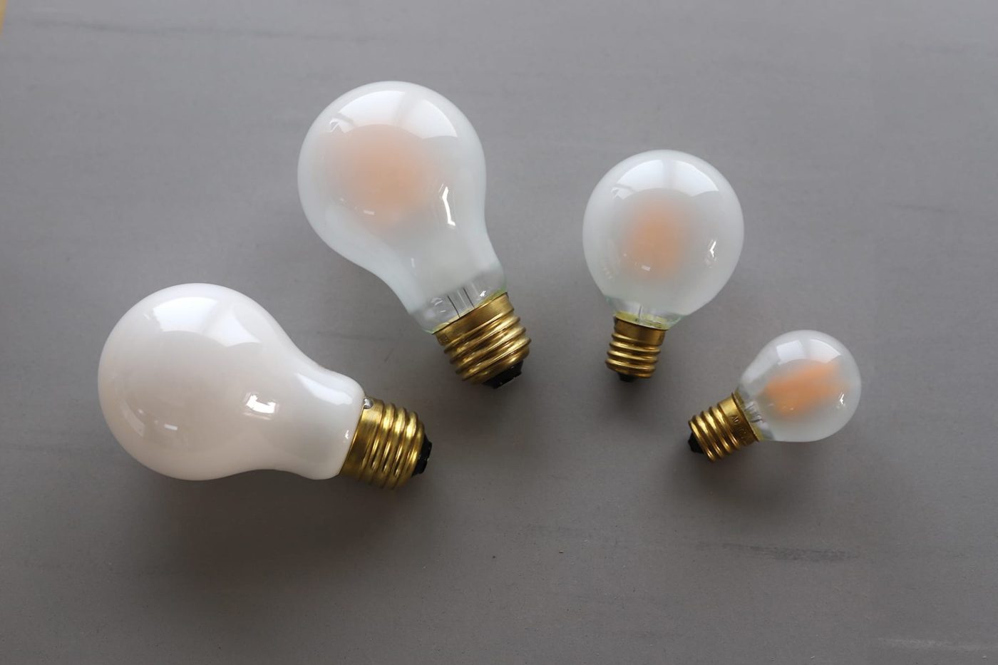 点灯していないときも雰囲気がある電球です。（左からφ60(E26)のスノー、φ60(E26)のアイス、φ50(E17)のアイス、φ35(E17)のアイス）

