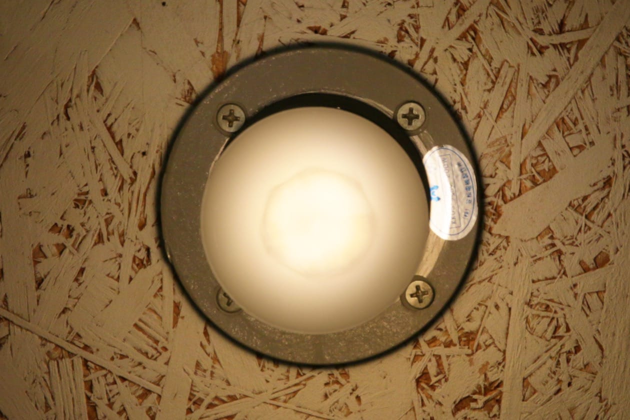 φ60(E26)のアイスは、電球の頭に影が出るため壁への横付けはおすすめしません。
