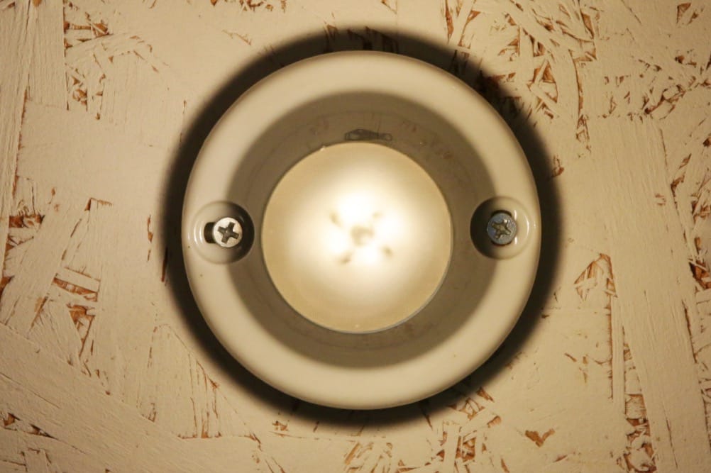 φ35(E17)のアイスは、電球の頭に影が出るため壁への横付けはおすすめしません。
