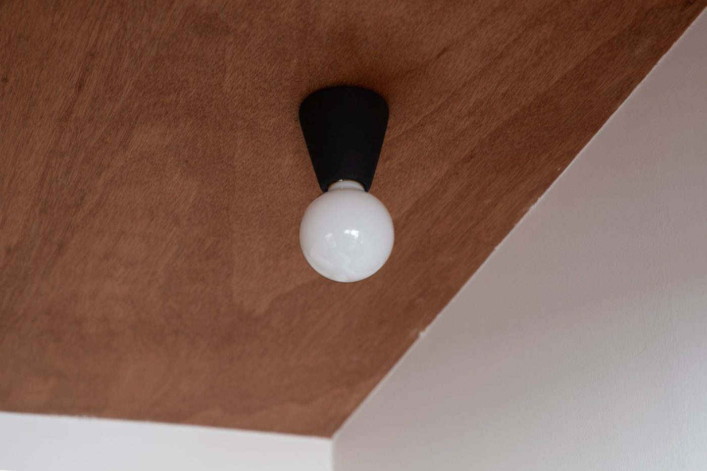 磁器のマットな質感が、空間を引き立ててくれる。（Lサイズ ブラック、電球サイズφ95）