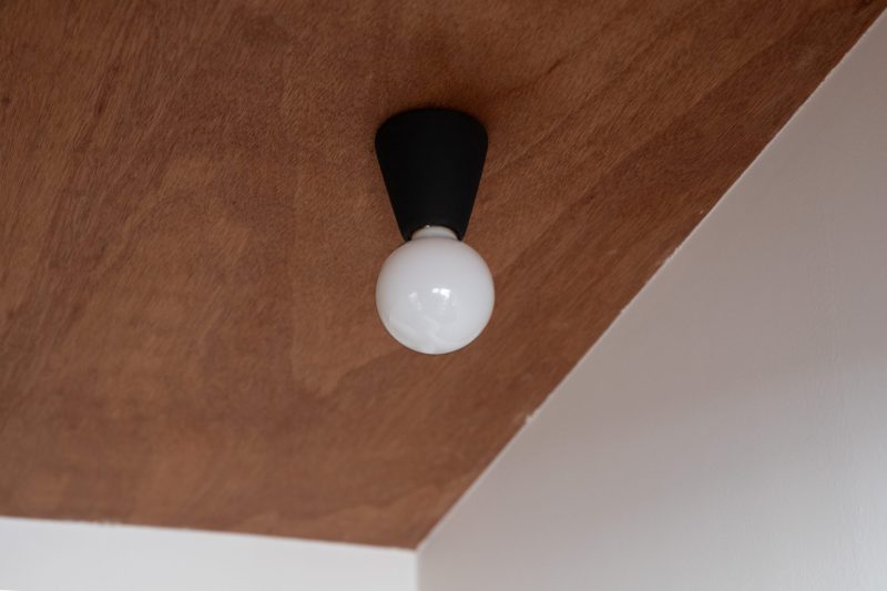磁器のマットな質感が、空間を引き立ててくれる。（Lサイズ ブラック、電球サイズφ95）
