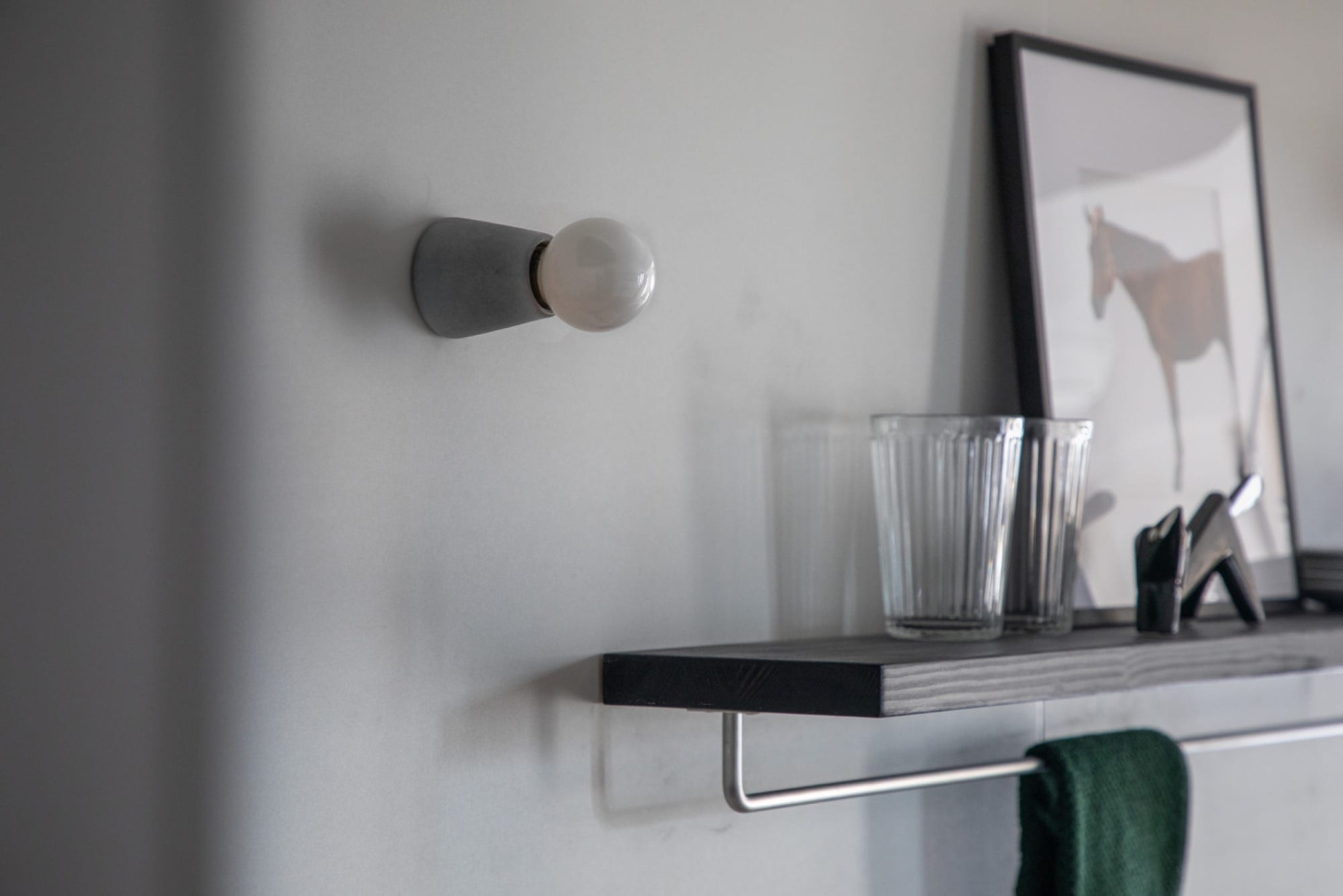 壁と電球をつなぐ、円錐台状のボディ。（Mサイズ グレー 、電球サイズφ50）
